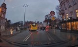 Autobus MZK pojechał pod prąd w Słupsku. O mały włos, a doszłoby do tragedii