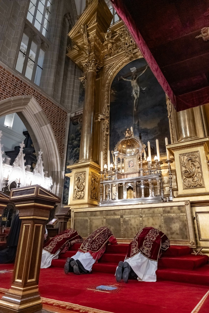 Liturgia Wielkiego Piątku w katedrze na Wawelu