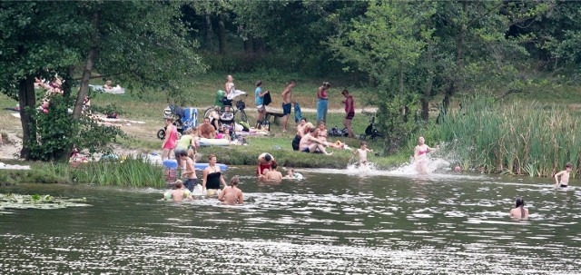 Staw w Leśnicy - dzikie kąpielisko, na którym podczas upalnych dni można spotkać tłumy