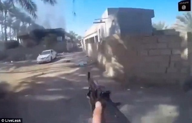Irak: Bojownik ISIS nagrał bitwę kamerą przyczepioną do hełmu. Sfilmował też własną śmierć [VIDEO] 
