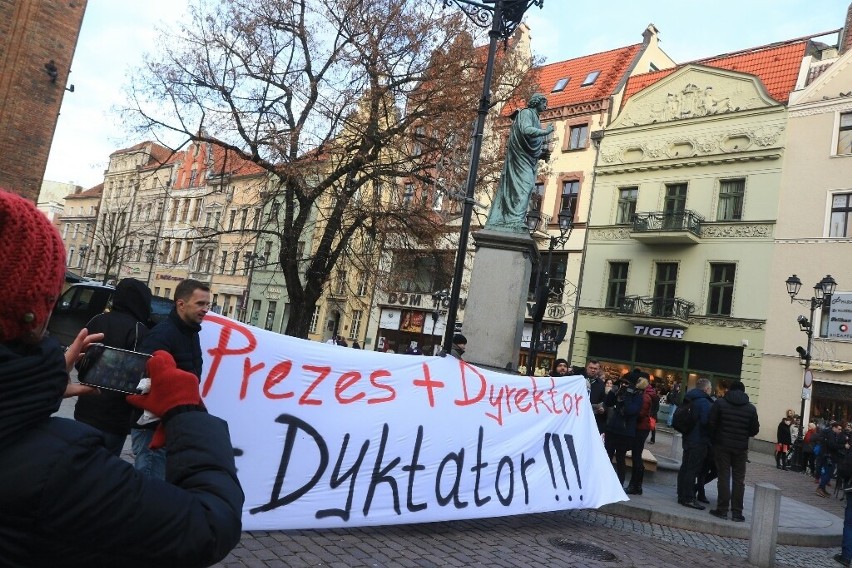 Dziś (sobota) wczesnym popołudniem pod pomnikiem Mikołaja...