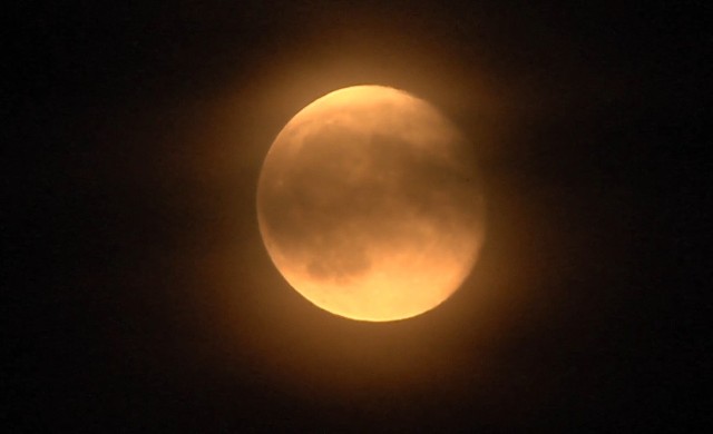 Superpełnia Księżyca w Inowrocławiu - w mieście zorganizowano wspólne podziwianie tego zjawiska.