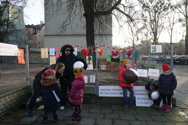W sobotę, 8 lutego mieszkańcy Poznania zebrali się pod kasztanowcem na Jeżycach, żeby pożegnać drzewo. W jego miejscu ma stanąć siedmiopiętrowy budynek.Przejdź do następnego zdjęcia ----->