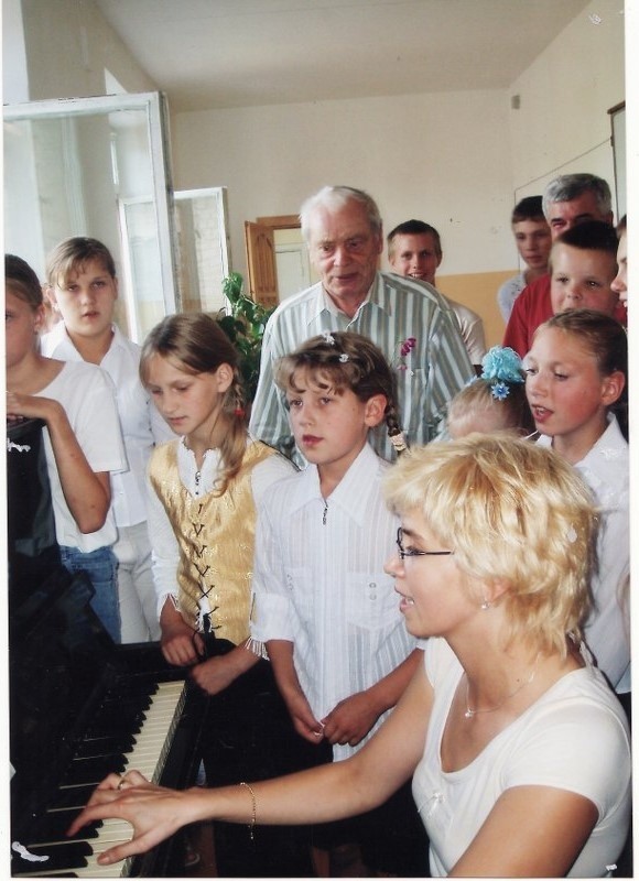 Bernard Ładysz w szkole w Dukszatach na Wileńszczyźnie.
