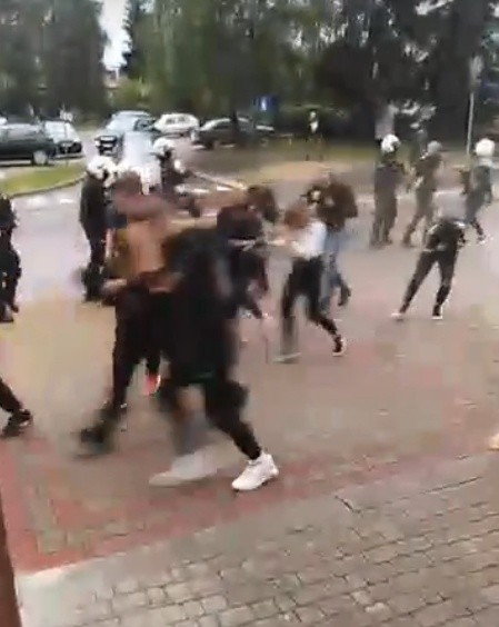 Interwencja policji po derbach w Tarnobrzegu. Kibice: policjanci gazowali nawet dzieci. Policja: interwencja była uzasadniona (WIDEO)