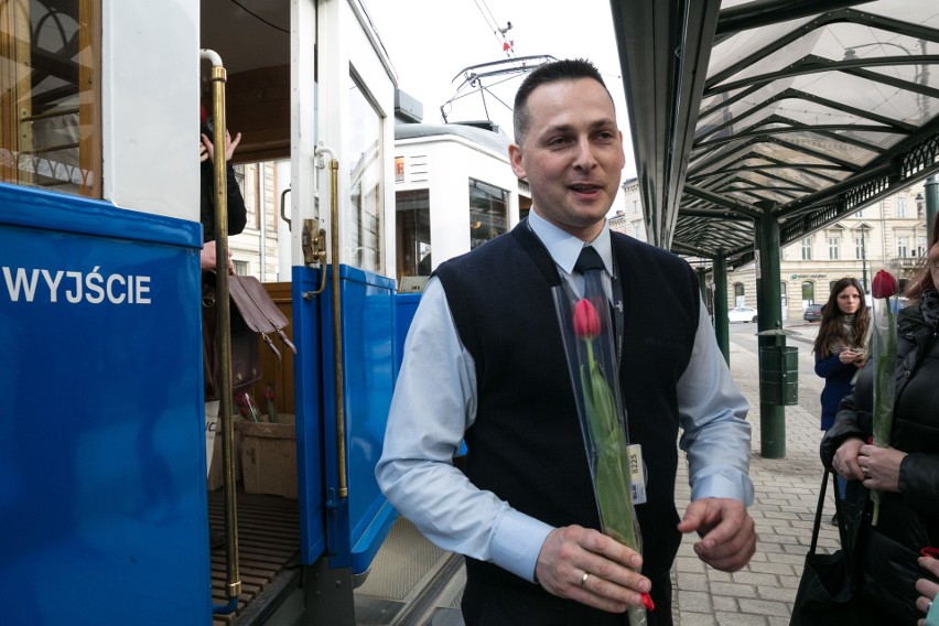 Dzień Kobiet 2018. Pasażerki dostały kwiaty w zabytkowym tramwaju [ZDJĘCIA]