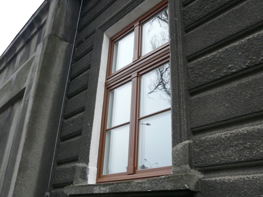 W Muzeum Miasta Pabianic wymieniono już wszystkie okna. Jak podoba się wam ta zmiana? ZDJĘCIA