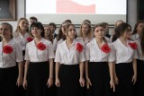 Poznań: W szkołach zabrzmiał hymn Polski. Wspólnym śpiewem uczniowie uczcili Święto Niepodległości w ramach akcji "Szkoła do hymnu"