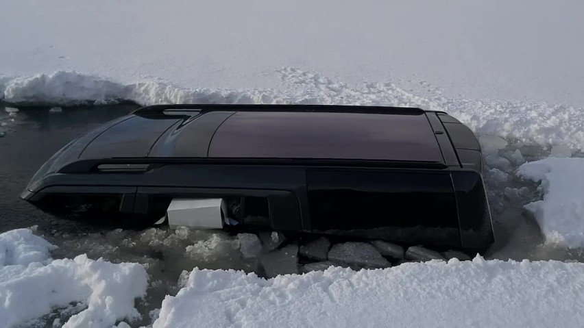 Wjechał samochodem na zamarznięte jezioro. Lód się załamał (ZDJĘCIA, WIDEO)