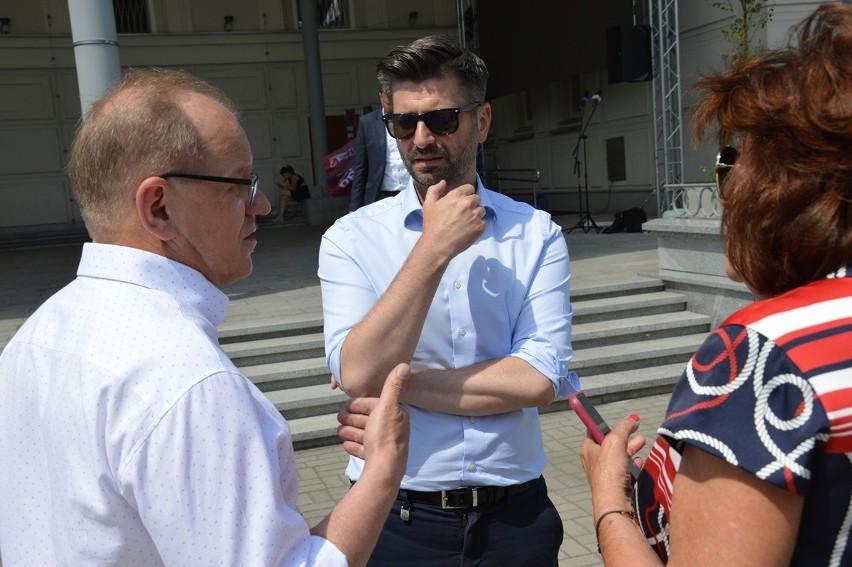 Poseł Krzysztof Śmiszek w rodzinnym mieście, Stalowej Woli przekonywał do Lewicy. Zobacz zdjęcia