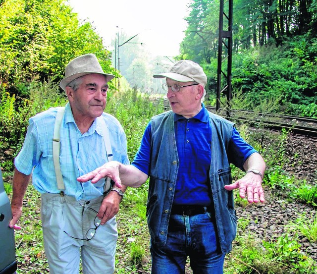 Tadeusz Słowikowski (z lewej) i Kazimierz Bolek w okolicach 61 km linii kolejowej nr 274