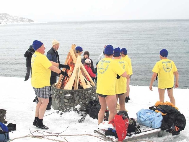 Nad Bałtykiem nikogo nie dziwią przygotowania do kąpieli, w Norwegii panowie wzbudzili sensacja. Pisano o nich w lokalnej gazecie, a kąpieli przyglądała się grupa ciekawskich.