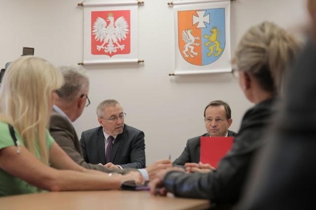 Rozmowy przedstawicieli pięciu pracowniczych związków zawodowych ze Szpitala Wojewódzkiego w Tarnobrzegu z marszałkiem (od prawej) Władysławem Ortylem i Tadeuszem Pióro zakończyły się fiaskiem.