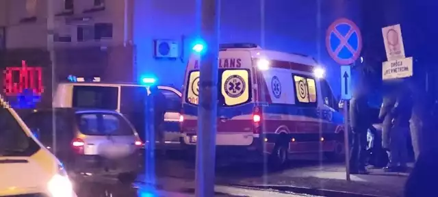 W niedzielę 6 lutego, o godz. 18.15 w Krotoszynie doszło do potrącenia 30-letniej kobiety z dzieckiem, które znajdowało się w wózku. Do zdarzenia doszło na przejściu dla pieszych obok ronda 600-lecia. Przejdź do kolejnego zdjęcia --->