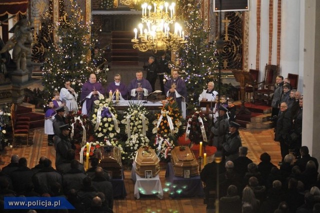 Pogrzeb odbył się z zachowaniem pełnego ceremoniału policyjnego. Po mszy św. kondukt żałobny wyruszył ulicami Kamienia Pomorskiego na cmentarz komunalny. Na czele była orkiestra, kompania honorowa a następnie policjanci niosący czapkę i fotografię zmarłego funkcjonariusza, za nimi karawany z trumnami i asystą honorową, rodzina zmarłego i pozostali uczestnicy."Musimy wypełnić obowiązek pomocy najbliższym, rodzinie. W imieniu swoim, a także rządu chcę powiedzieć, że ten obowiązek zostanie wypełniony do końca i nie zostaniecie bez opieki" - powiedział Sienkiewicz zwracając się do najbliższych ofiar.