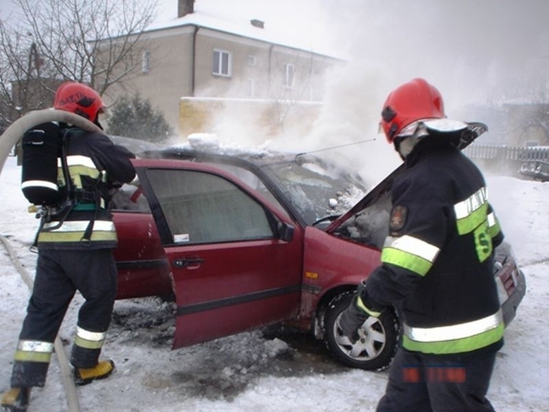 Mońki: Pożar samochodu w zakładzie mechaniki pojazdowej (zdjęcia)