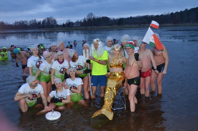 Wielką atrakcją była plenerowa fotobudka z Syrenką i Posejdonem, który pasował na morsów nowicjuszy.