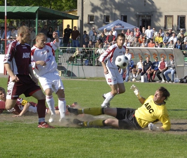 W ostatnim meczu w Bytowie rok temu Drutex-Bytovia (jasne stroje) wygrał z Kaszubią 3:0. 