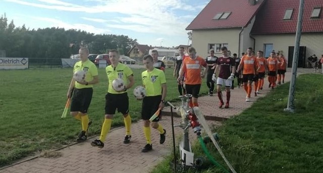 W meczu klasy okręgowej Moravia Morawica wygrała z Hetmanem Włoszczowa 4:1. Moravia Morawica - Hetman Włoszczowa 4:1 (1:0) Bramki: Kamil Kubicki 2, Jakub Rabiej 48, Rotyslaw Pryimak 71, Maciej Horna 90+4 - Łukasz Oduliński 59 z karnego.Moravia: Żyła - K. Miszczyk, B. Młynarczyk, Detka, Woś - W. Młynarczyk (70 Wójcik), Kubicki,  Rabiej, Horna, Pryimak - Zajęcki (46. Garbala).Hetman: Gieroń - T. Matuszewski, Orzeł, Chuptyś (55. Gruzio), Walasek (75. Stawowczyk) - Małek, Oduliński, Derbot - C. Matuszewski (83. Mosiejowski), Wargacki (55. Krzysztofik). Moravia odniosła pewne zwycięstwo, ale Hetman też stworzył sytuacje bramkowe. W 28 minucie Grzegorz Małek popisał się ładnym strzałem, ale trafił w poprzeczkę. Z kolei w 65 minucie gospodarze zmarnowali rzut karny - udana interwencją popisał się Albert Gieroń. (dor, mir)