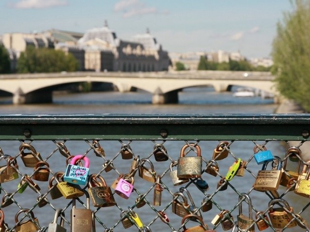 Balustrady Mostu Zakochanych w Paryżu obwieszone są kłódkami.