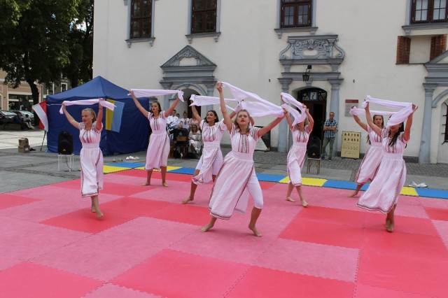 Taneczne i sportowe  pokazy młodzieży z zespołu Ivazar z Kaniowa w Ukrainie oglądaliśmy na Rynku w Chełmnie.
