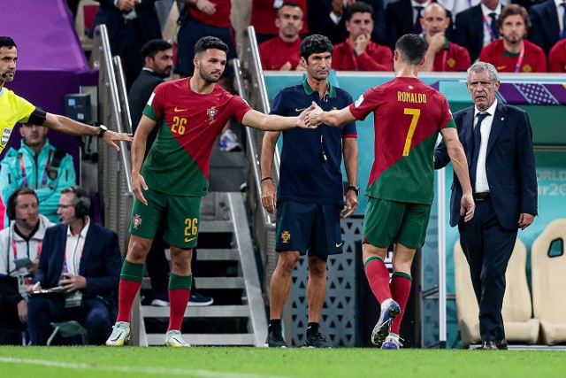 Zmiana Cristiano Ronaldo w meczu reprezentacji Portugalii z drużyną Korei Południowej (1:2) przez selekcjonera Fernando Santosa miała zdenerwować zawodnika do tego stopnia, iż chciał opuścić zgrupowianie „Selecao” na mundialu 2022 w Katarze
