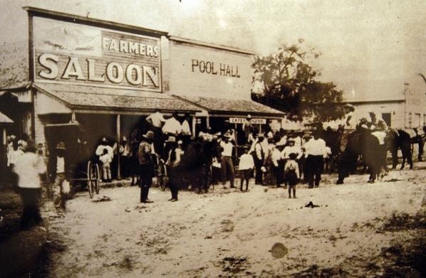 W oczekiwaniu na transport piwa. Falls City, ok. 1910 r.