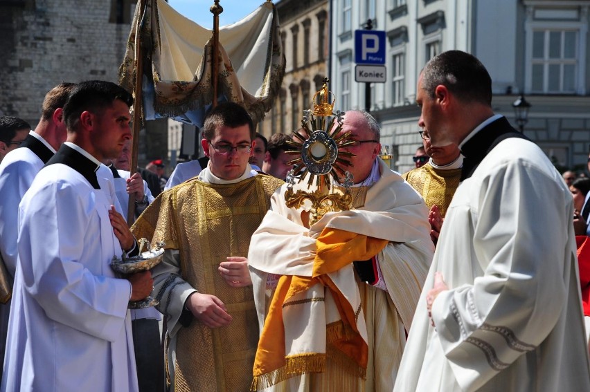 Kapłani zazwyczaj zmieniają się na trasie procesji w...