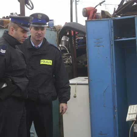 Dzielnicowi Ireneusz Pawełczak i Artur Nowak podczas kontroli kolejnego słupu. Już za kilka tygodni sprawdzą prawidłowość składowania odpadów.