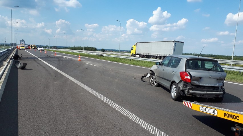 W Gorliczynie wypadek na autostradzie A4. Samochód osobowy uderzył w bariery