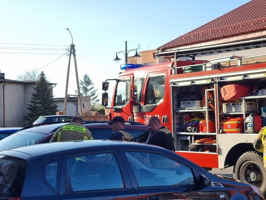 Strażacy z Pucka wybili szybę, żeby uratować dziecko zatrzaśnięte w samochodzie