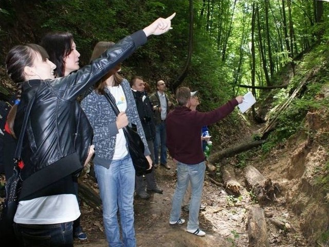 Zagadki w Żydowskim Jarze rozwiązywały całe rodziny. Pomagano sobie wzajemnie w znalezieniu skarbu.