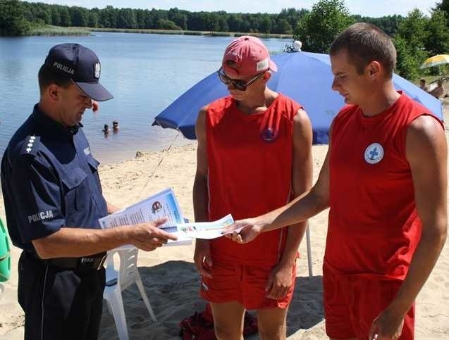 Policjanci spotkali się z ratownikami Wodnego Ochotniczego Pogotowia Ratunkowego na kąpielisku Klekot w gminie Włoszczowa.