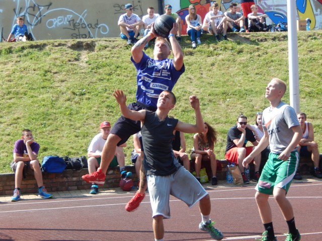 Tegoroczna edycja KO Streetball Summer Cup w Krośnie Odrzańskim cieszyła się dużym zainteresowaniem. To dzięki tej imprezie stolica powiatu krośnieńskiego jest coraz bardziej znana z zamiłowania do koszykówki.