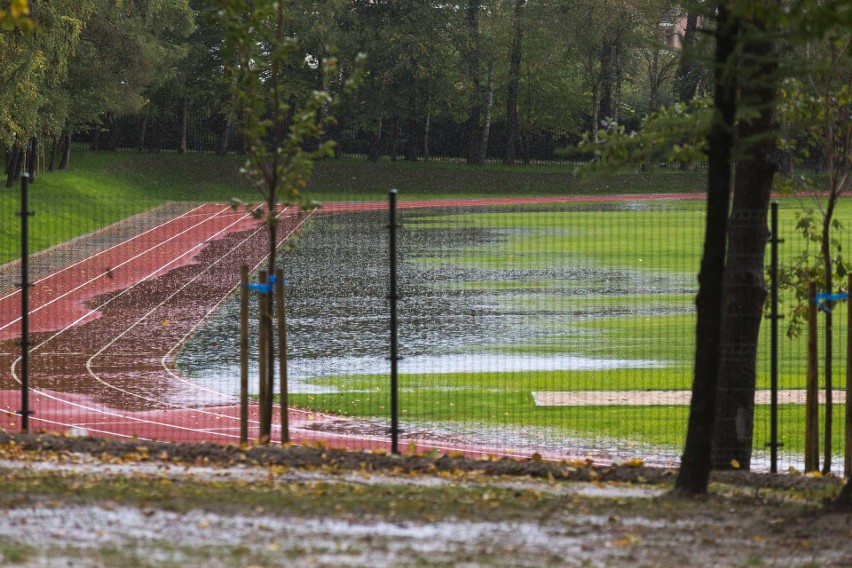 Woda zalała część boiska oraz bieżni na terenie Zespołu...