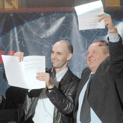 Tomasz Gollob i prezes Stali Władysław Komarnicki prezentują podpisany kontrakt. Szef gorzowskiego klubu wierzy, że do podobnych uroczystości dojdzie także w następnych latach.