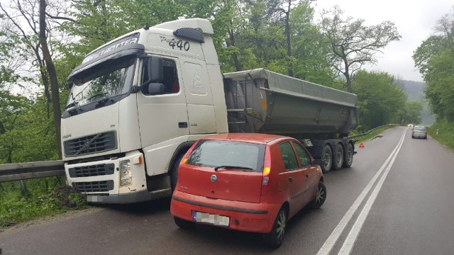 Do kolizji doszło w piątek na drodze z Wapowiec do Korytnik pod Przemyślem.Kierująca fiatem punto na łuku drogi nie dostosowała prędkości do warunków drogowych i zjechała na lewą stronę jezdni. W tym czasie z naprzeciwka jechała ciężarówka. 35-letni mieszkaniec pow. rzeszowskiego chcąc uniknąć czołowego zderzenia z osobówką, zjechał w prawo uderzając w barierę. Kobieta mimo tego wjechała w ciężarówkę. W zdarzeniu nikt nie został ranny.23-letnia mieszkanka pow. przemyskiego została ukarana przez policjantów mandatem karnym w wysokości 500 zł.ZOBACZ TEŻ: Zderzenie karetki pogotowia z audi w Przemyślu