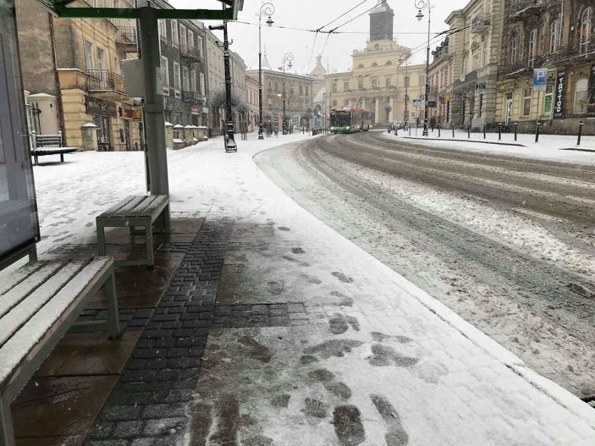 Śnieg w Lublinie. Rzadki widok tej zimy. Na drogach trudne warunki, komunikacja miejska kursuje z opóźnieniami