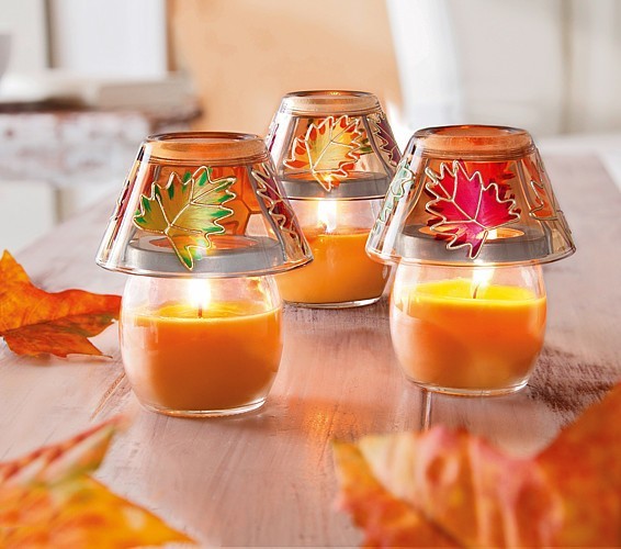 Lampki świecoweKolory jesieni w świecowych lampkach znajdują się na witrażach abażuru. W zestawie są 3 słoiczki z pomarańczową parafiną. Szklane klosze są zdejmowane, a po wypaleniu świec lampki mogą być świecznikami na tealighty.