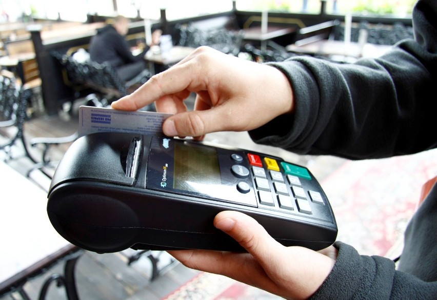 Ukradł portfel i korzystał z karty bankomatowej jak ze swojej. Policjanci z Olesna zatrzymali 34-letniego złodzieja