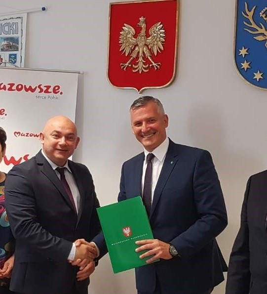 Umowę na dotyczącądofinansowania podpisali (od lewej): wójt Tomasz Adamiec i wicemarszałek Rafał Rajkowski.