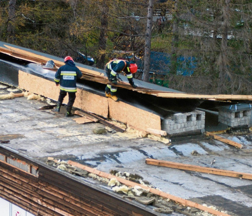 Strażacy zabezpieczali resztki pokrycia dachowego na budynku
