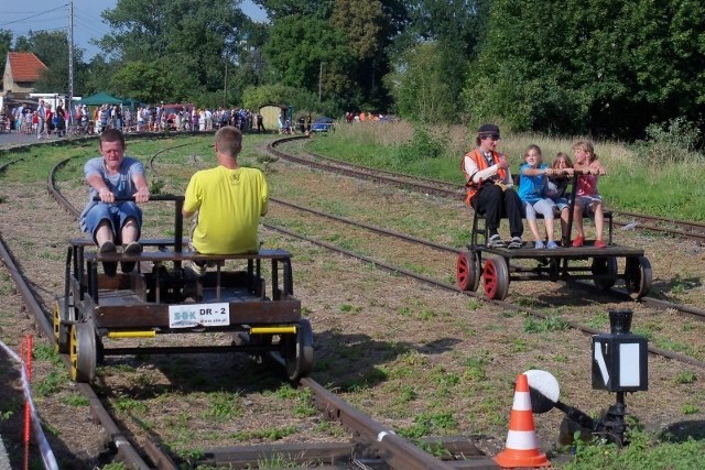 Wyścigi drezyn w Białej na nieczynnej linii kolejowej.