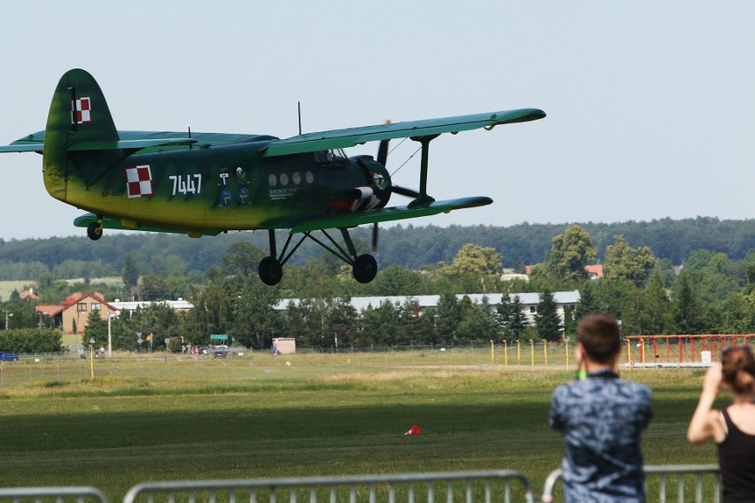 Air Festival Świdnik. Taniec Biało - Czerwonych Iskier na niebie [ZDJĘCIA, WIDEO]