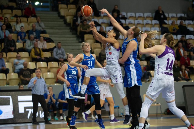 Sensacja w 21. kolejce Energa Basket Lidze Kobiet. Artego Bydgoszcz, wiceliderki rozgrywek, przegrały z ostatnim AZS Uniwersytet Gdański 73:81 (23:22, 20:24, 15:15, 15:20). Najskuteczniejsze w Artego były Laura Miskieniene i Karina Michałek, które zdobyły po 16 punktów. Bydgoskie zawodniczki nie miały patentu jak powstrzymać Gabrielle Ortiz (24 punkty, 7 zbiórek i 8 asyst i Olgę Frolkinę (22 punkty).  Bydgoszczanki ciągle są na drugim miejscu w tabeli i mają punkt przewagi nad zespołem z Gorzowa Wlkp. Na kolejnych stronach zdjęcia kibiców i fotki z meczu>>>