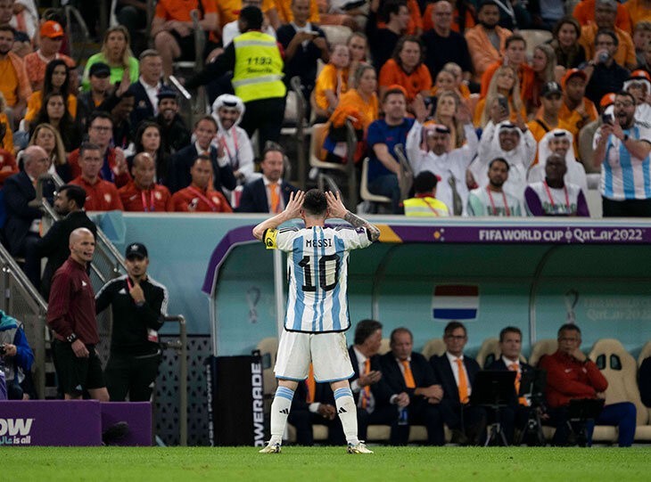 Lionel Messi zaprezentował Louisowi van Gaalowi gest Juana...