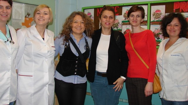 Ozlem Tuna (druga z lewej) i Esen Karaka (druga z prawej) odwiedziły w zeszłym tygodniu Państwową Medyczna Wyższą Szkołą Zawodową.
