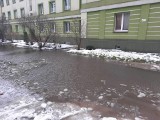 Białystok. Mieszkańcy skarżą się na zalewanie podwórka przy ulicy Nowy Świat. Domagają się rozwiązania problemu