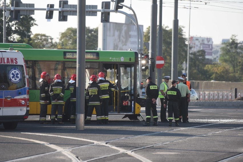 Kaponiera: Autobus MPK wjechał w słup