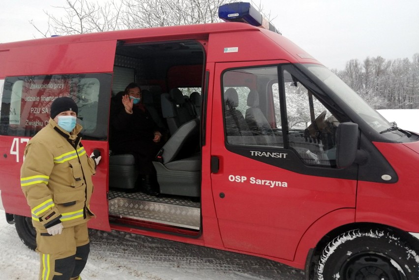 Podkarpaccy strażacy dowożą seniorów na szczepienia przeciwko COVID-19. Odnotowali już ponad 40 takich próśb [ZDJĘCIA]